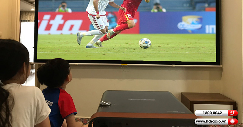 Lắp hệ thống trình chiếu bóng đá cực nét cho anh Sơn ở Thanh Xuân (Máy chiếu 4K ViewSonic X10-4K plus, Màn chiếu GRANDVIEW CB-P106)