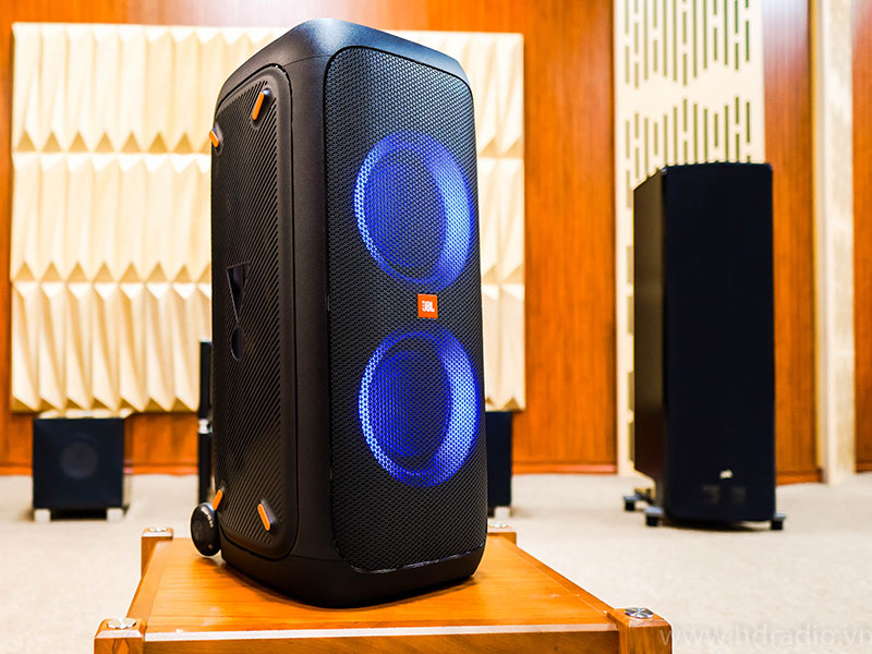 Jbl Partybox 300 Charging Cable / JBL PartyBox 300 vs 310 (2021): What's The Difference / Plug in and keep the fun going all night or wheel over to the campfire and take advantage.