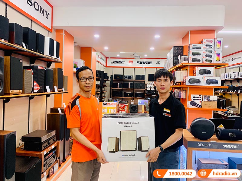 Khách hàng mua sắm thiết bị âm thanh chính hãng tại showroom HDRadio Hà Đông