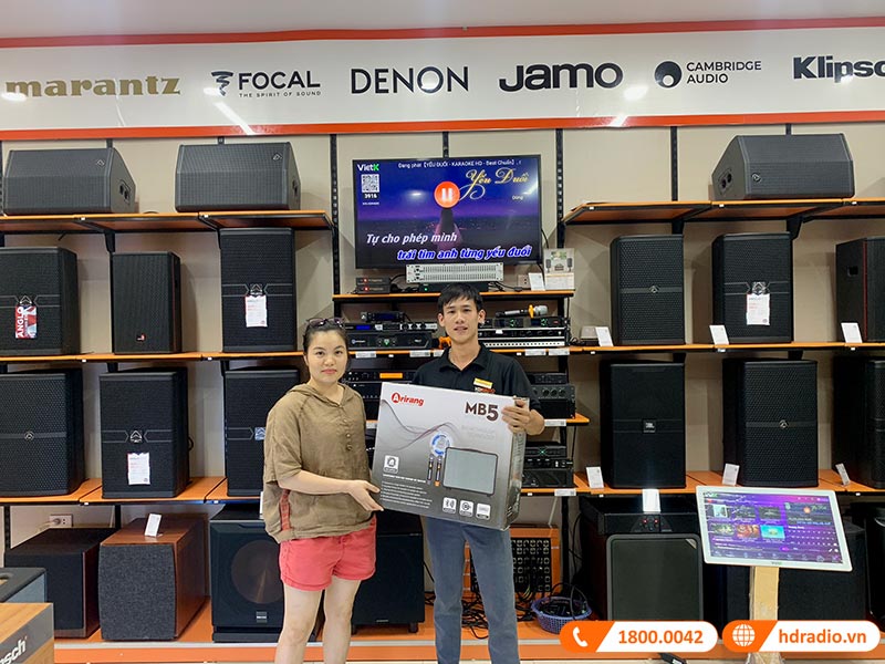 Khách hàng mua sắm thiết bị âm thanh chính hãng tại showroom HDRadio Hà Đông