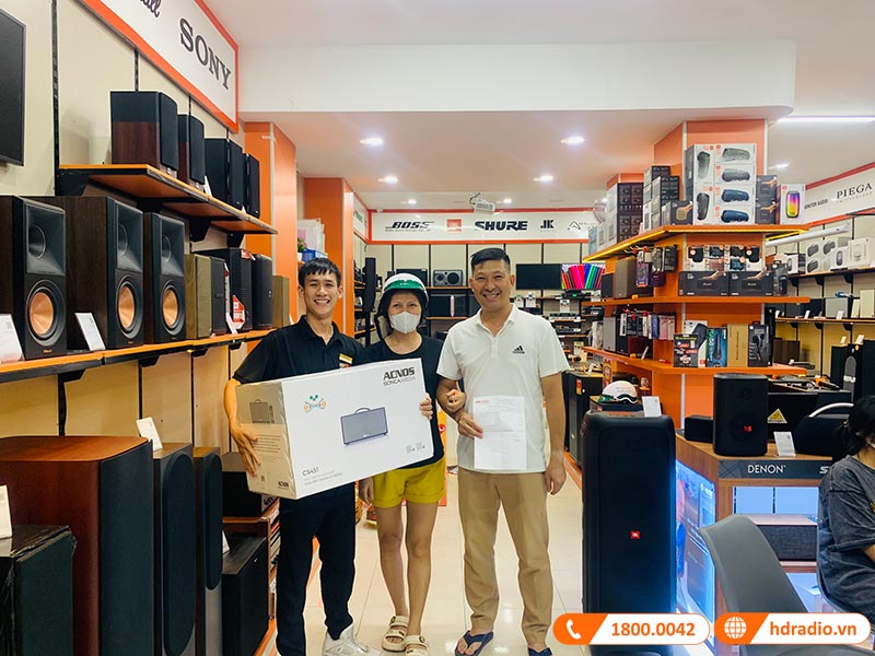 Khách hàng mua sắm thiết bị âm thanh chính hãng tại showroom HDRadio Hà Đông