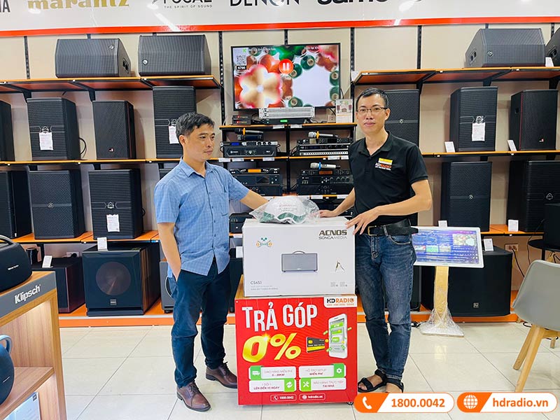Khách hàng mua sắm thiết bị âm thanh chính hãng tại showroom HDRadio Hà Đông