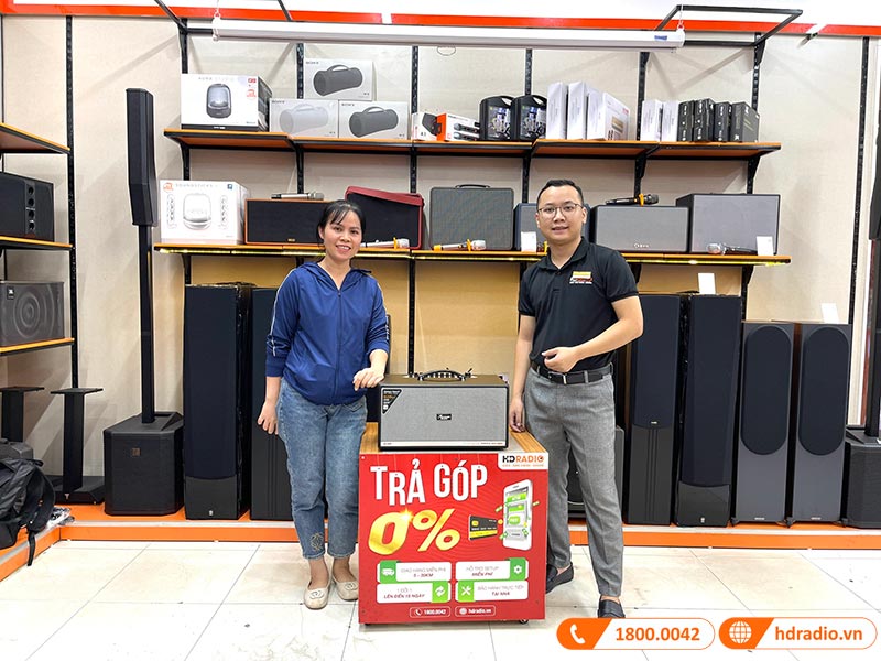 Khách hàng mua sắm thiết bị âm thanh chính hãng tại showroom HDRadio Hà Đông
