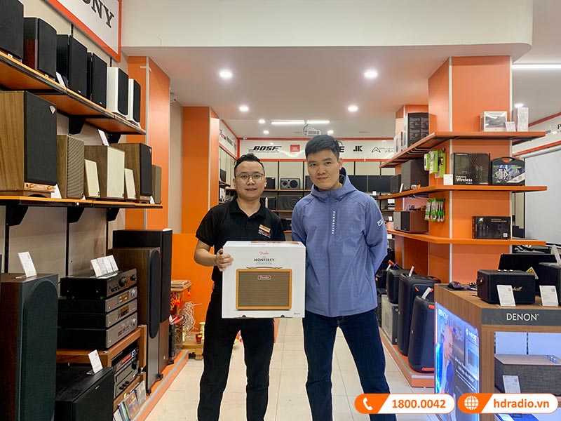 Khách hàng mua sắm thiết bị âm thanh chính hãng tại showroom HDRadio Hà Đông