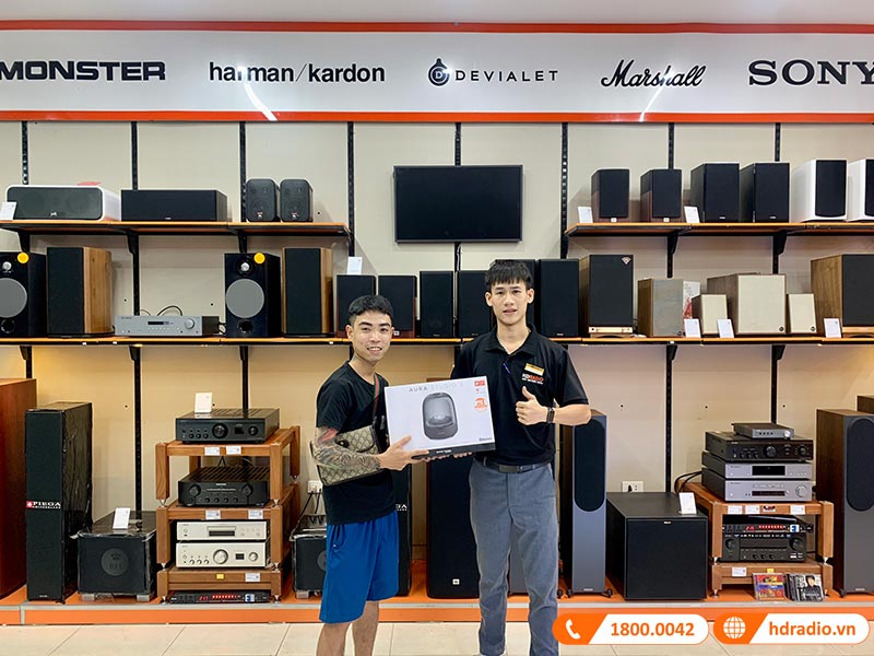 Khách hàng mua sắm thiết bị âm thanh chính hãng tại showroom HDRadio Hà Đông