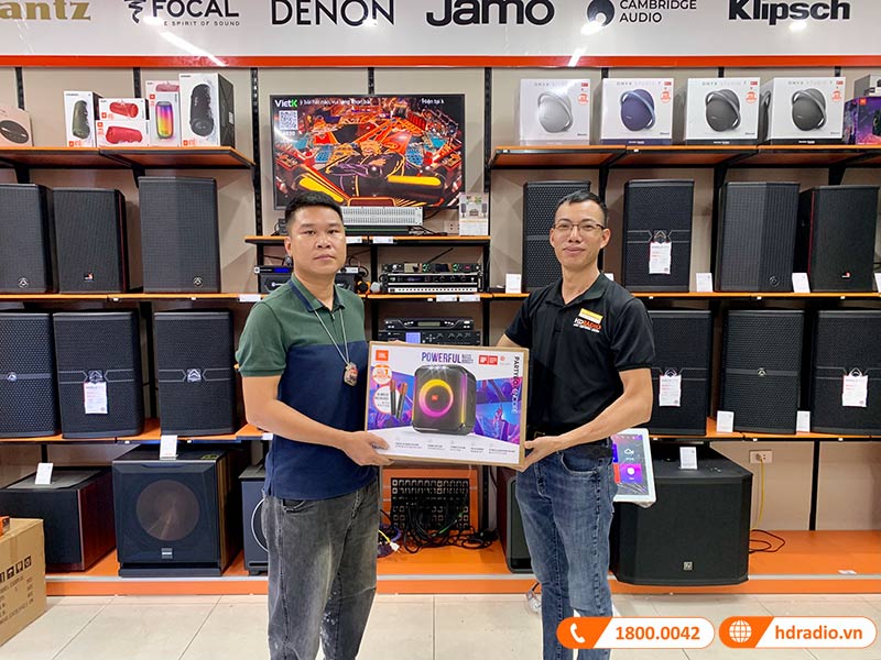 Khách hàng mua sắm thiết bị âm thanh chính hãng tại showroom HDRadio Hà Đông