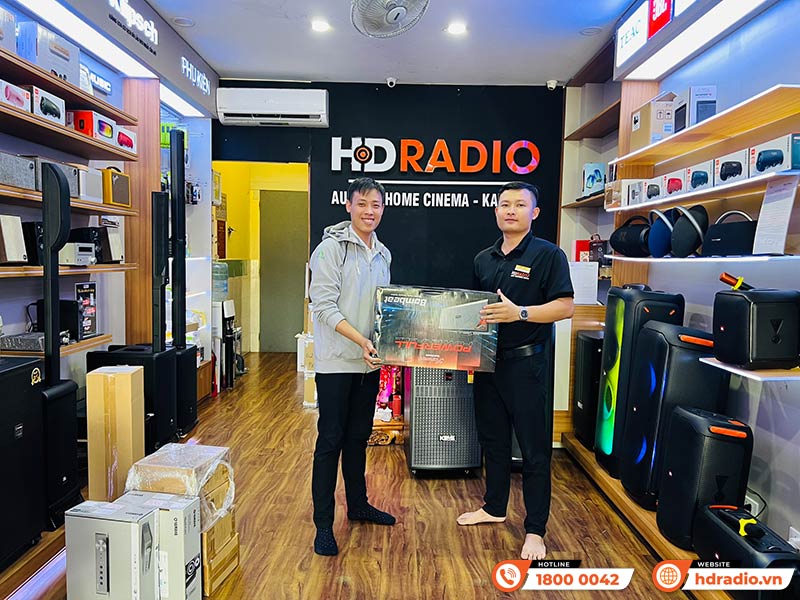 khách hàng mua sắm Thiết bị âm thanh chính hãng tại HDRadio