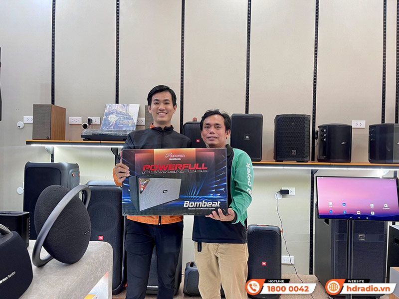 khách hàng mua sắm Thiết bị âm thanh chính hãng tại HDRadio