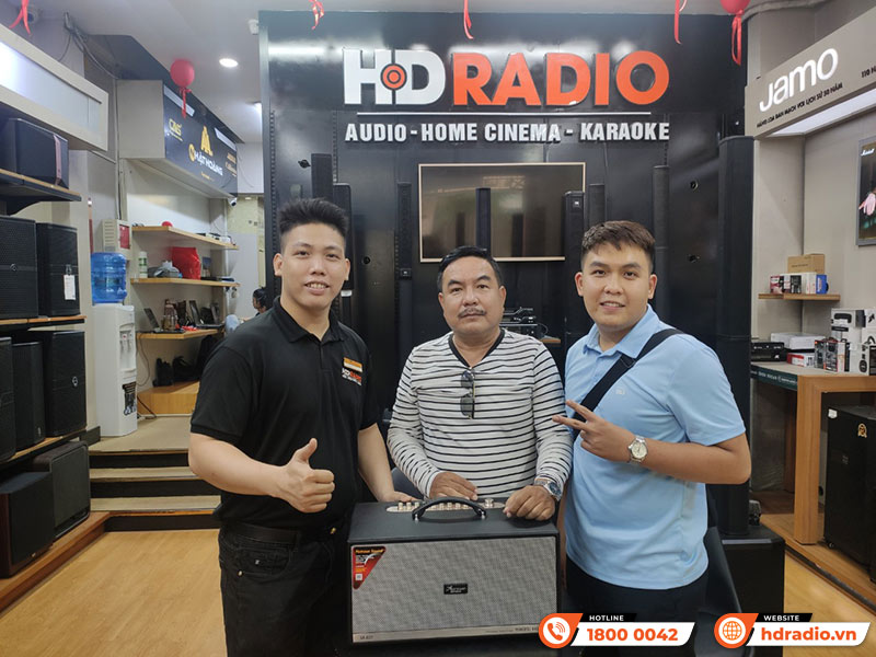 khách hàng mua sắm Thiết bị âm thanh chính hãng tại HDRadio
