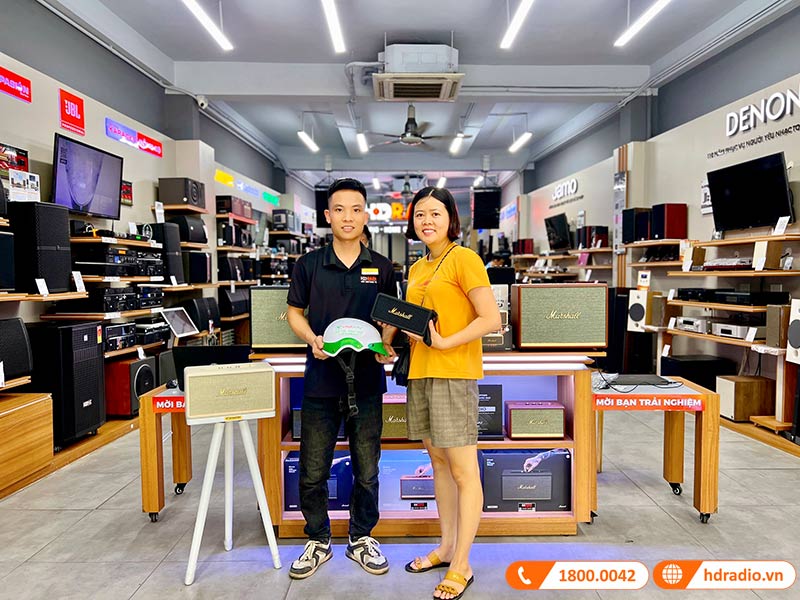 Khách hàng mua sắm tại HDRadio