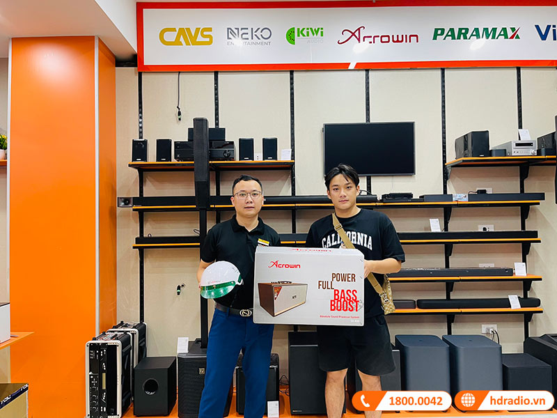 Khách hàng mua sắm tại HDRadio