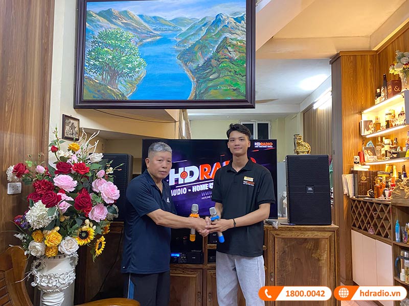 Khách hàng mua sắm tại HDRadio