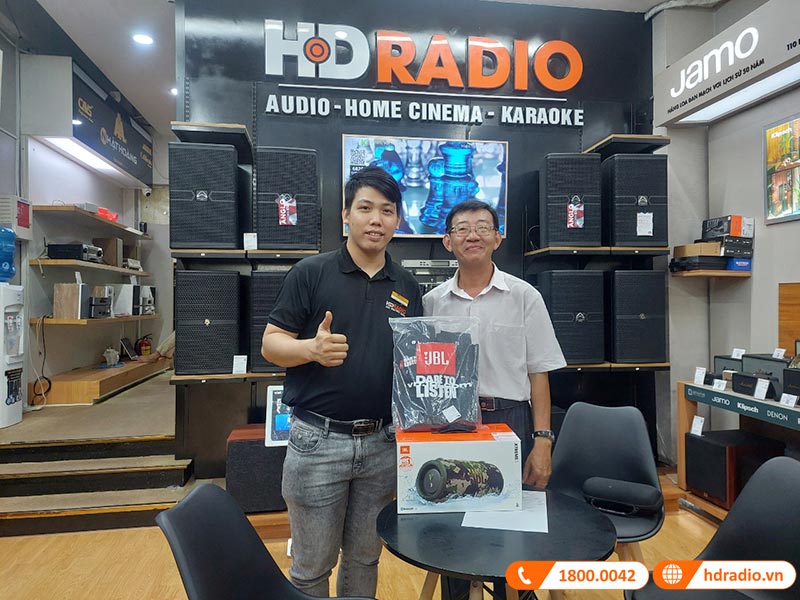 Khách hàng mua sắm tại HDRadio