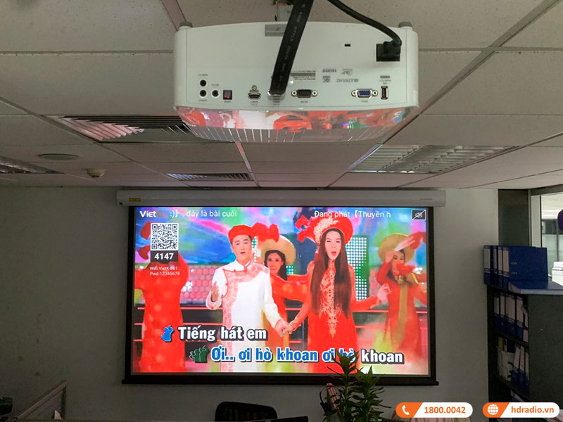 Hình ảnh máy chiếu Optoma được gắn lên trần nhà - 6