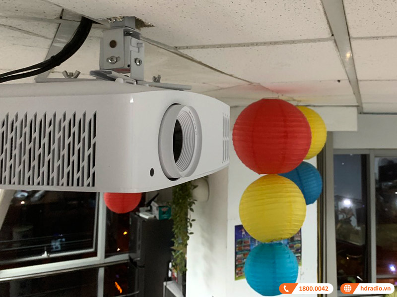 Hình ảnh máy chiếu Optoma được gắn lên trần nhà - 1