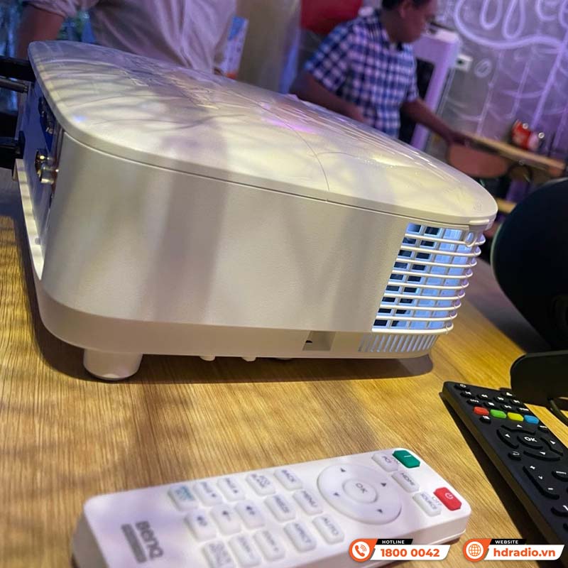 Lắp đặt hệ thống trình chiếu cho quán Still Coffee của chị Hương