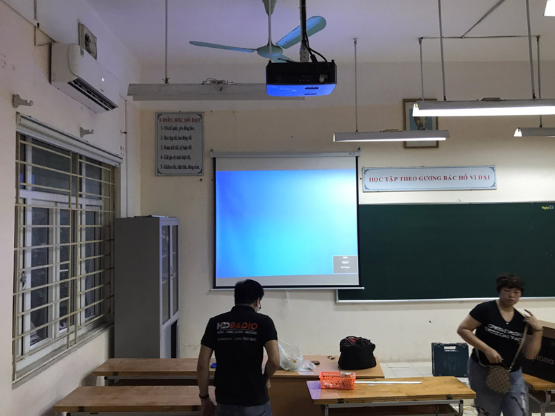 Lắp máy chiếu lớp học Optoma XA510 chất lượng cho Trường THCS Trung Hòa