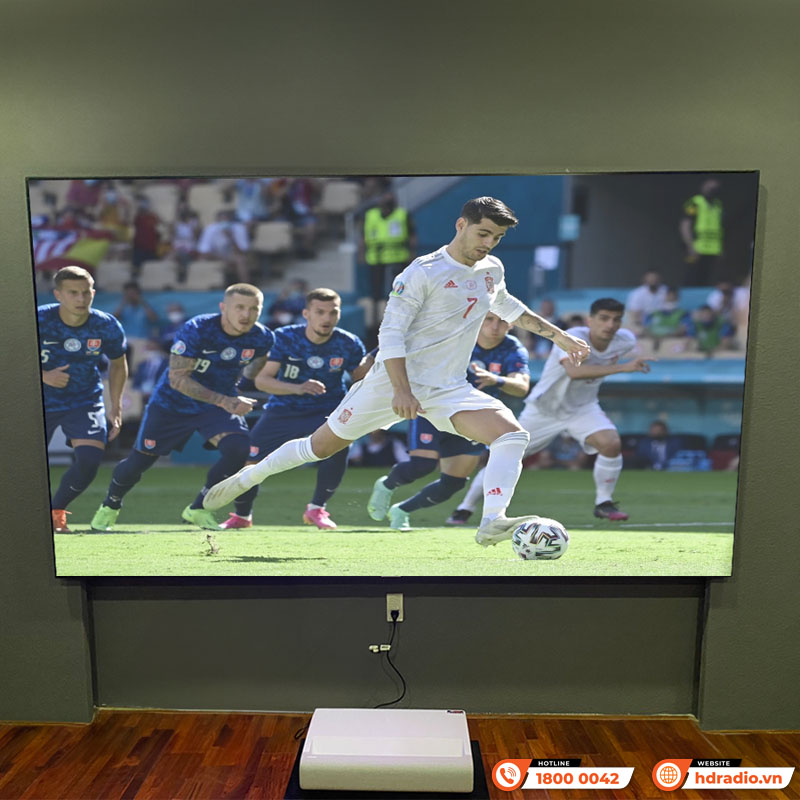 Lắp đặt hệ thống trình chiếu phục vụ mùa Euro cho anh Trung