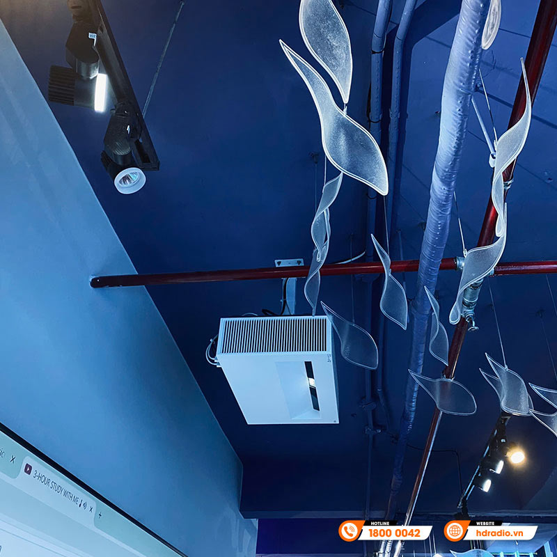 Hệ thống trình chiếu tại quán Kiwimi Coffee