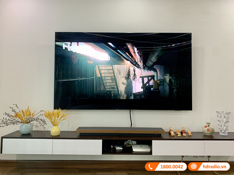 Loa nghe nhac cua chi Hanh