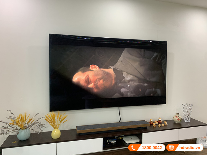 Loa nghe nhac cua chi Hanh