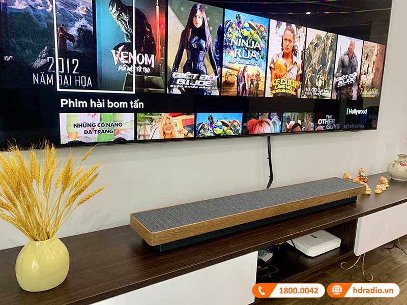 Loa nghe nhac cua chi Hanh