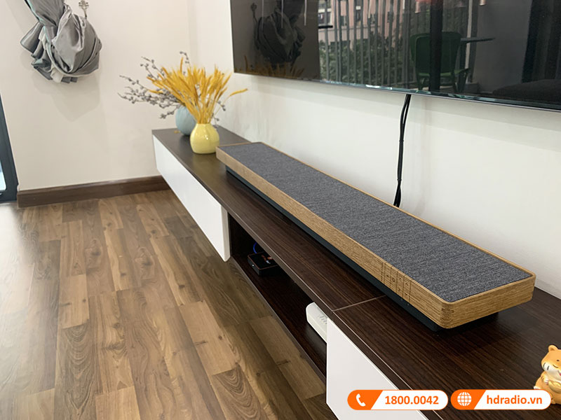 Loa nghe nhac cua chi Hanh