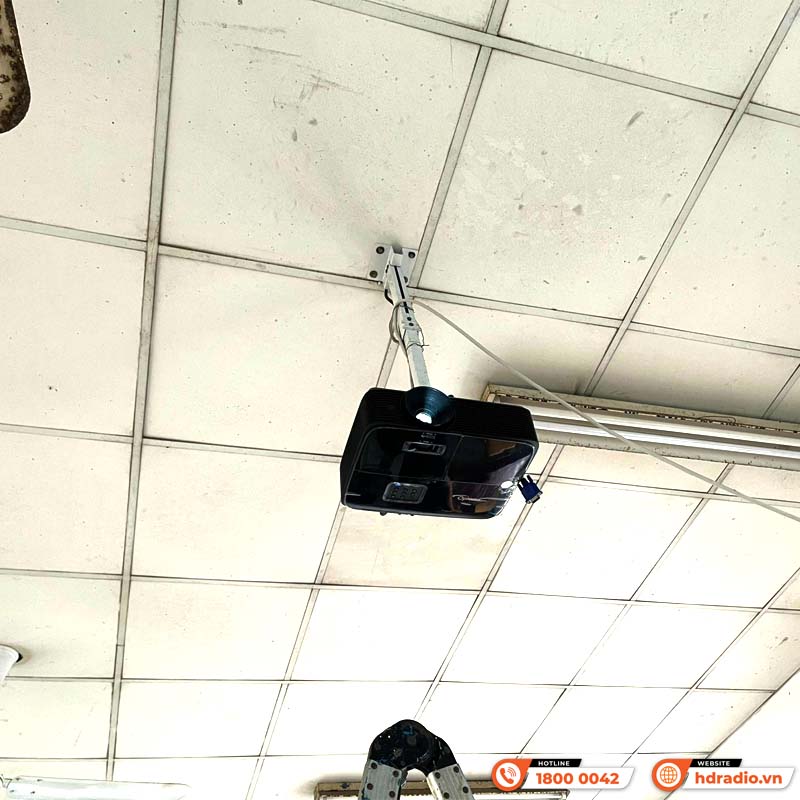 Lắp máy chiếu Optoma X400LVe cho lớp học của chị Lê Vy