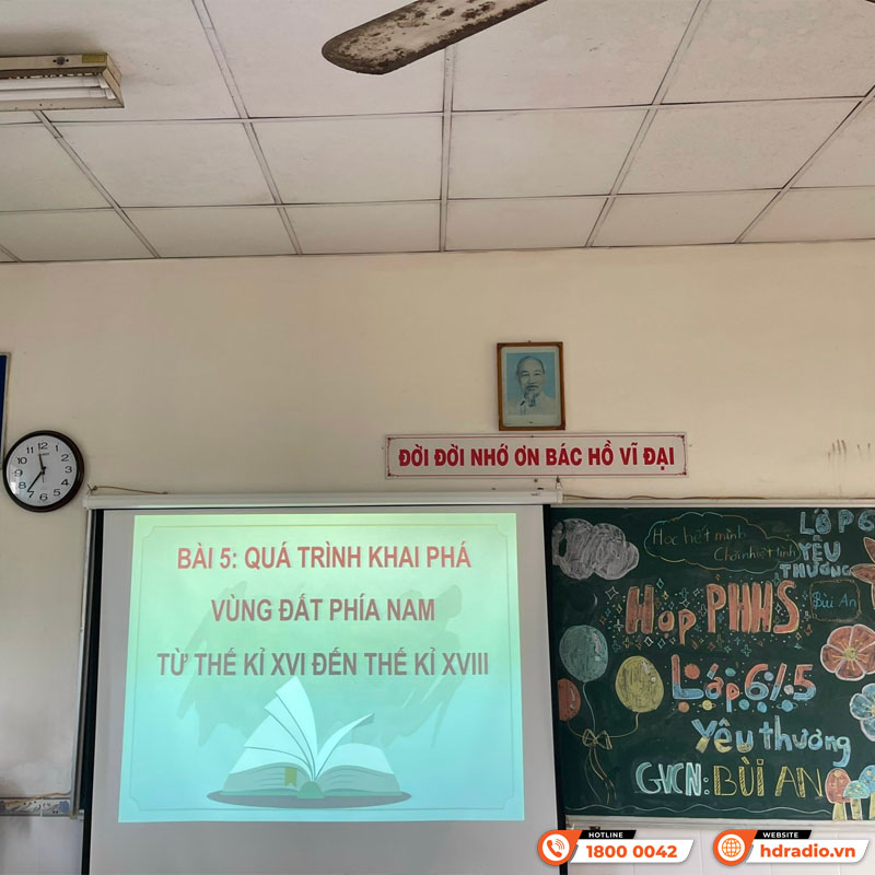 Lắp máy chiếu Optoma X400LVe cho lớp học của chị Lê Vy