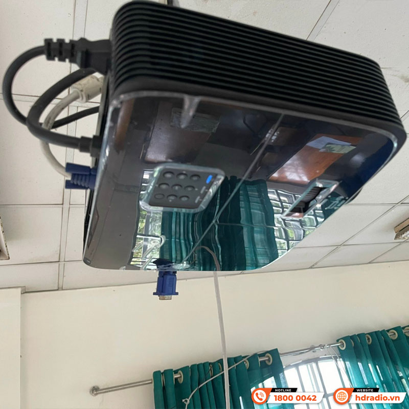 Lắp máy chiếu Optoma X400LVe cho lớp học của chị Lê Vy