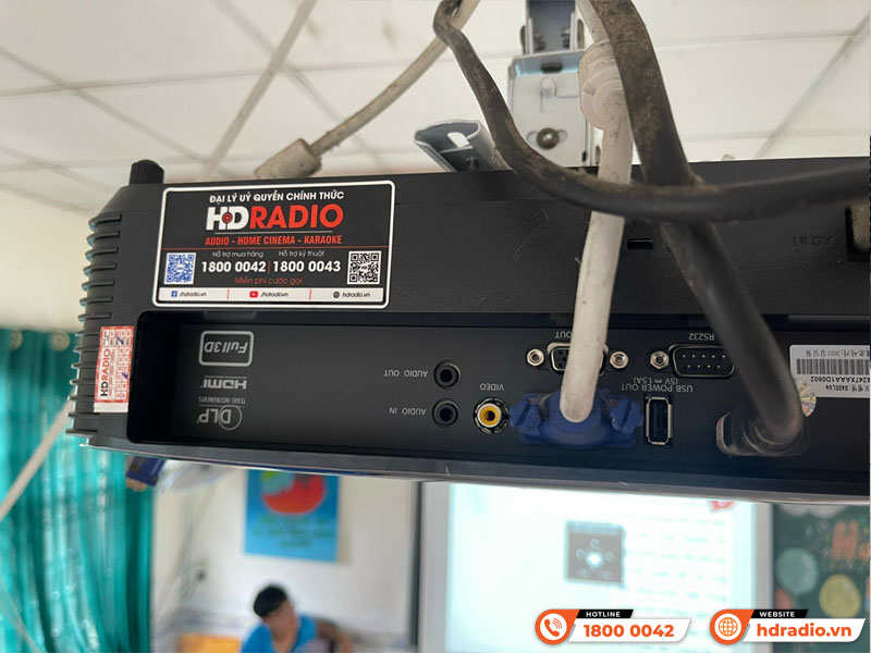 Lắp máy chiếu Optoma X400LVe cho lớp học của chị Lê Vy