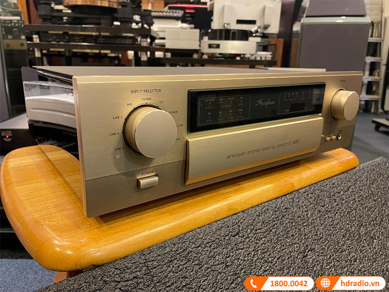 mặt trước của Acccuphase C-2420