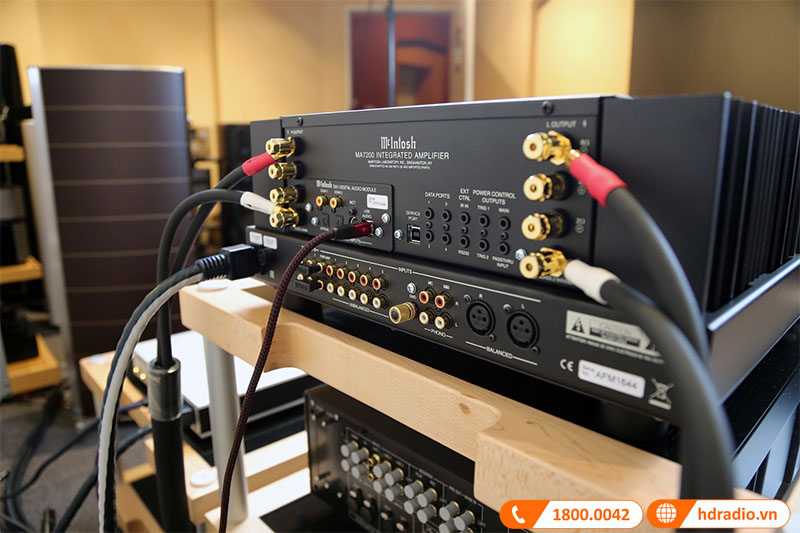 mat sau cua Amply McIntosh MA7200