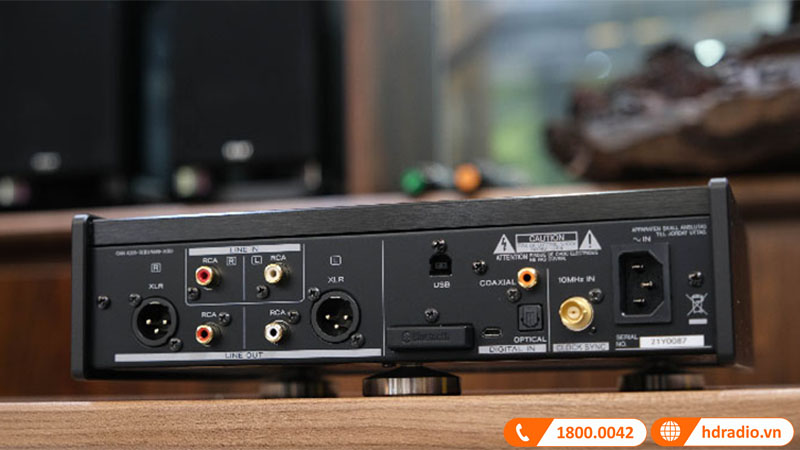 Giắc cắm đầu ra XLR và RCA được bố trí đối xứng