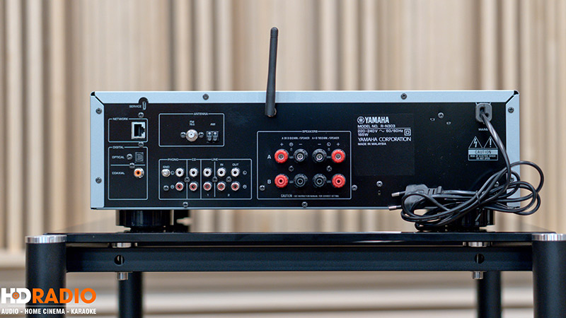Amply Yamaha R-N303 