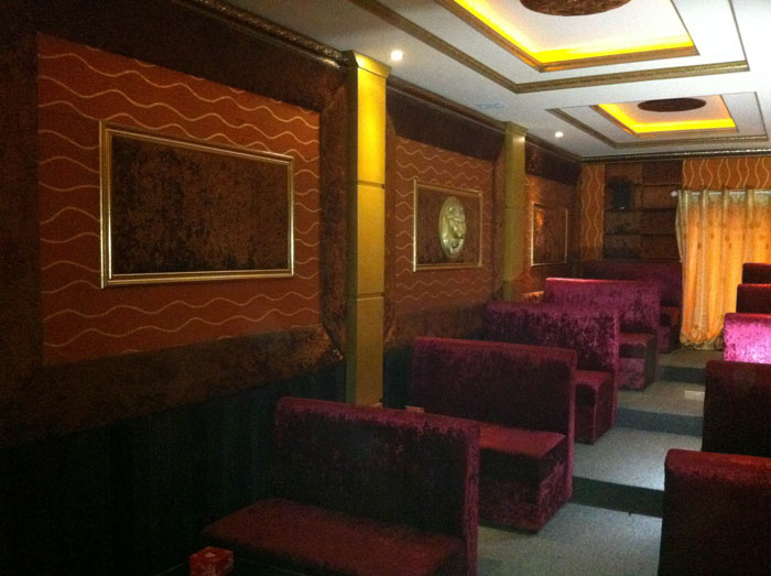 Phòng chiếu 3D kinh doanh Optoma HD66 kết hợp màn cong bạc 120 inch