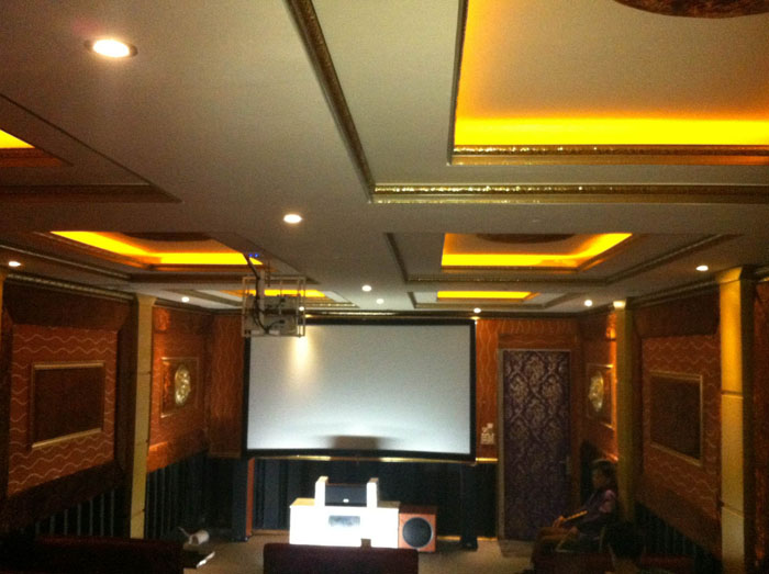 Phòng chiếu 3D kinh doanh Optoma HD66 kết hợp màn cong bạc 120 inch