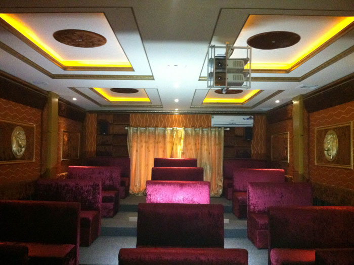 Phòng chiếu 3D kinh doanh Optoma HD66 kết hợp màn cong bạc 120 inch