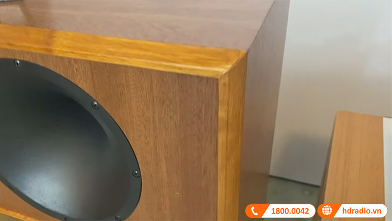 thùng loa làm bằng gỗ MDF phủ veneer đậm chất cổ điển, sang trọng