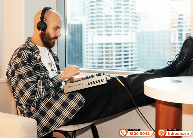 Bàn DJ Denon Prime Go+