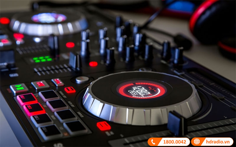 Bàn DJ Numark Mixtrack Platinum