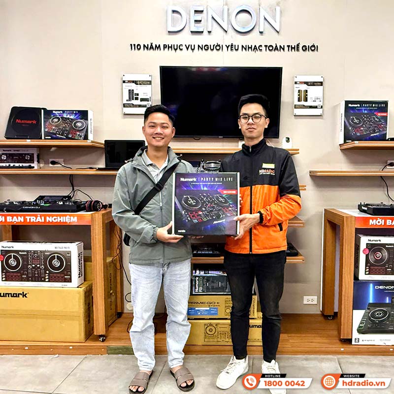 khách hàng mua bàn DJ Numark Party Mix Live chính hãng tại HDRadio