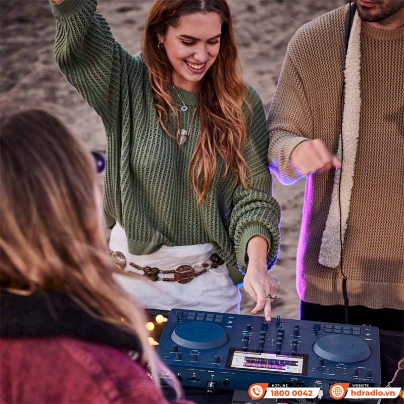 Buổi biểu diễn DJ ngoài trời tại bãi biển với nhóm bạn trẻ quây quanh bàn DJ OMNIS-DUO.