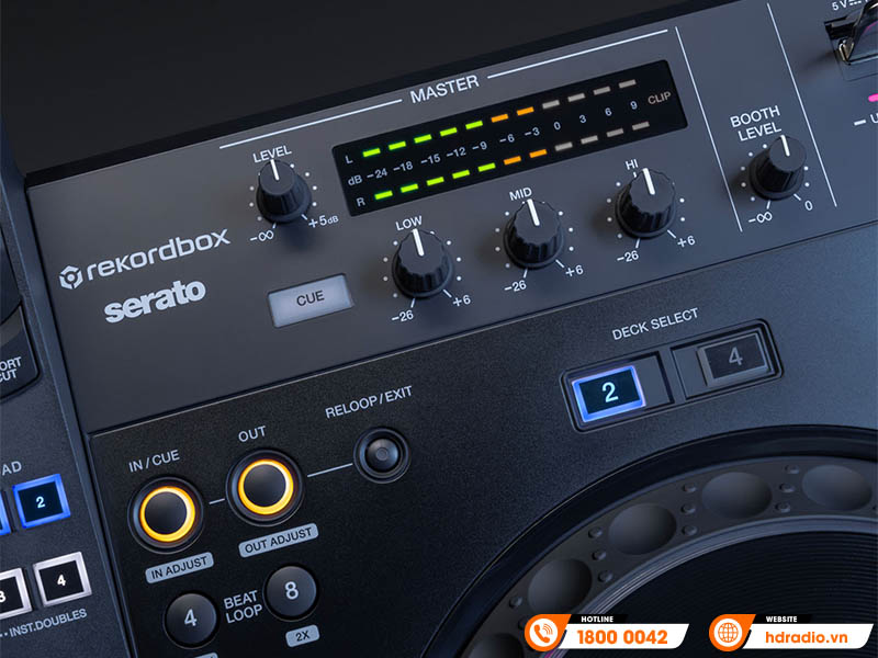 Cận cảnh bàn DJ hỗ trợ rekordbox và serato, hiển thị nút chỉnh âm lượng, EQ và đèn LED mức âm thanh.