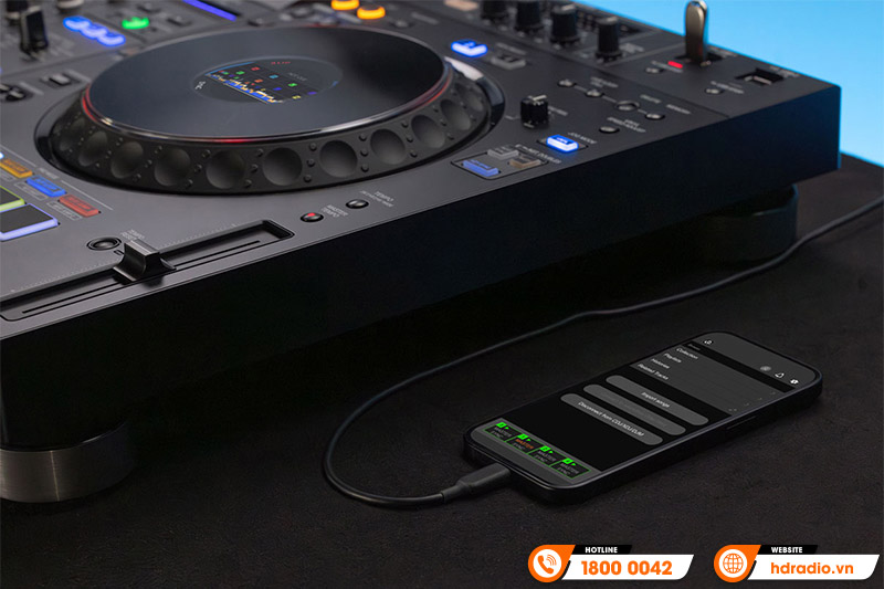 Bàn DJ đang kết nối với điện thoại thông minh, hiển thị ứng dụng mix nhạc.