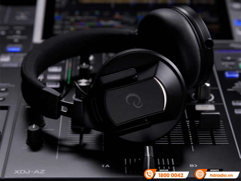Tai nghe kiểm âm đặt trên bàn DJ XDJ-AZ với nút chỉnh âm thanh.