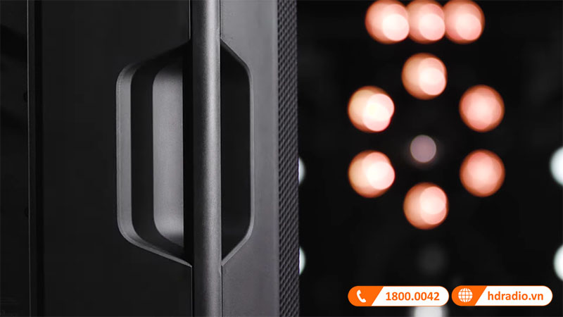 tay nắm loa ở hai bên và mặt trên