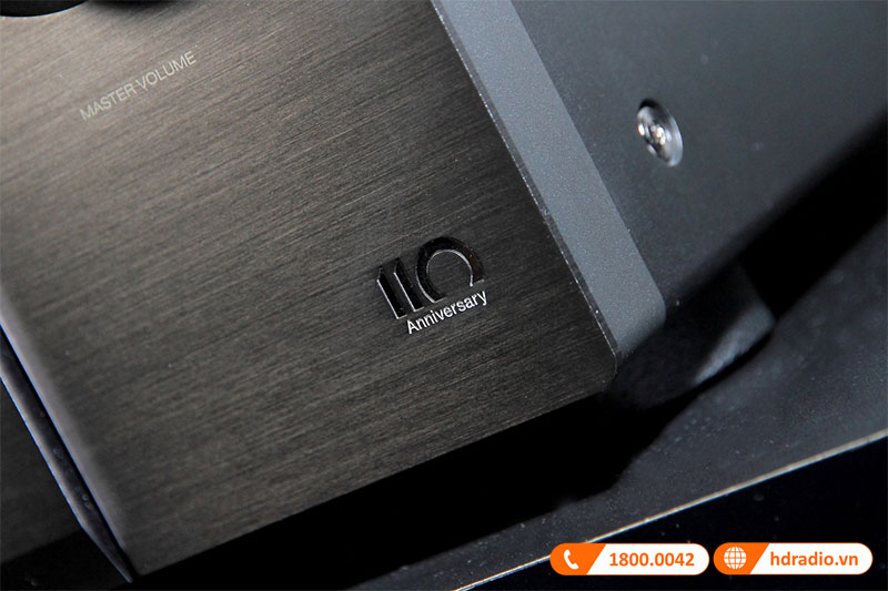 chân đế cùng thiết kế logo ở mặt trước