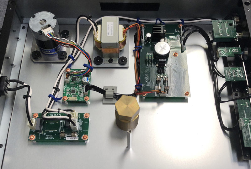 bên trong đầu đĩa than Luxman PD-151