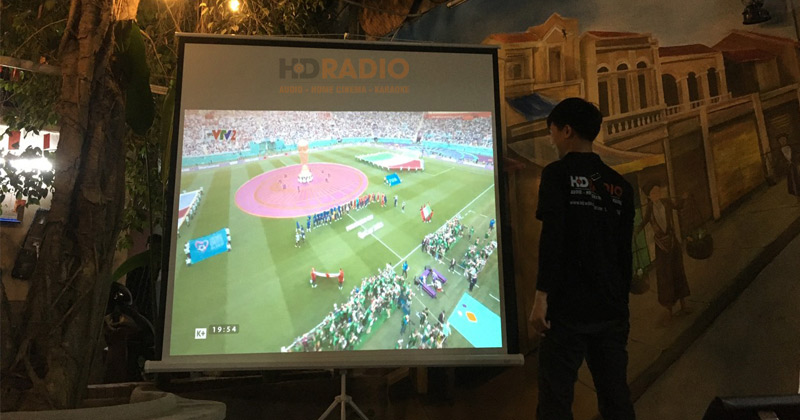 Lắp đặt dàn máy chiếu phục vụ World Cup cho quán cafe bóng đá của Anh Dương, Hà Nội (Optoma X400Lve, Apollo 100 inch)